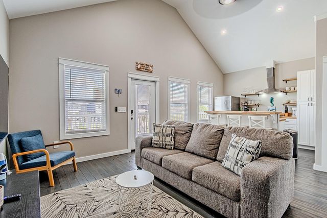 1079 Cedar Lane, Gilchrist, TX 77617