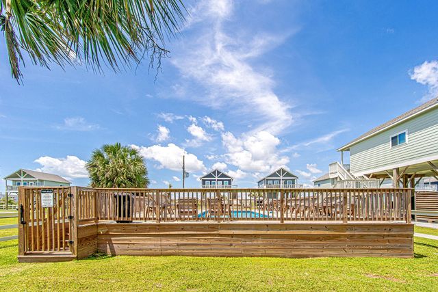 1079 Cedar Lane, Gilchrist, TX 77617