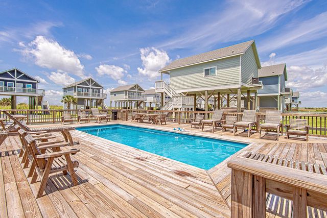 1079 Cedar Lane, Gilchrist, TX 77617