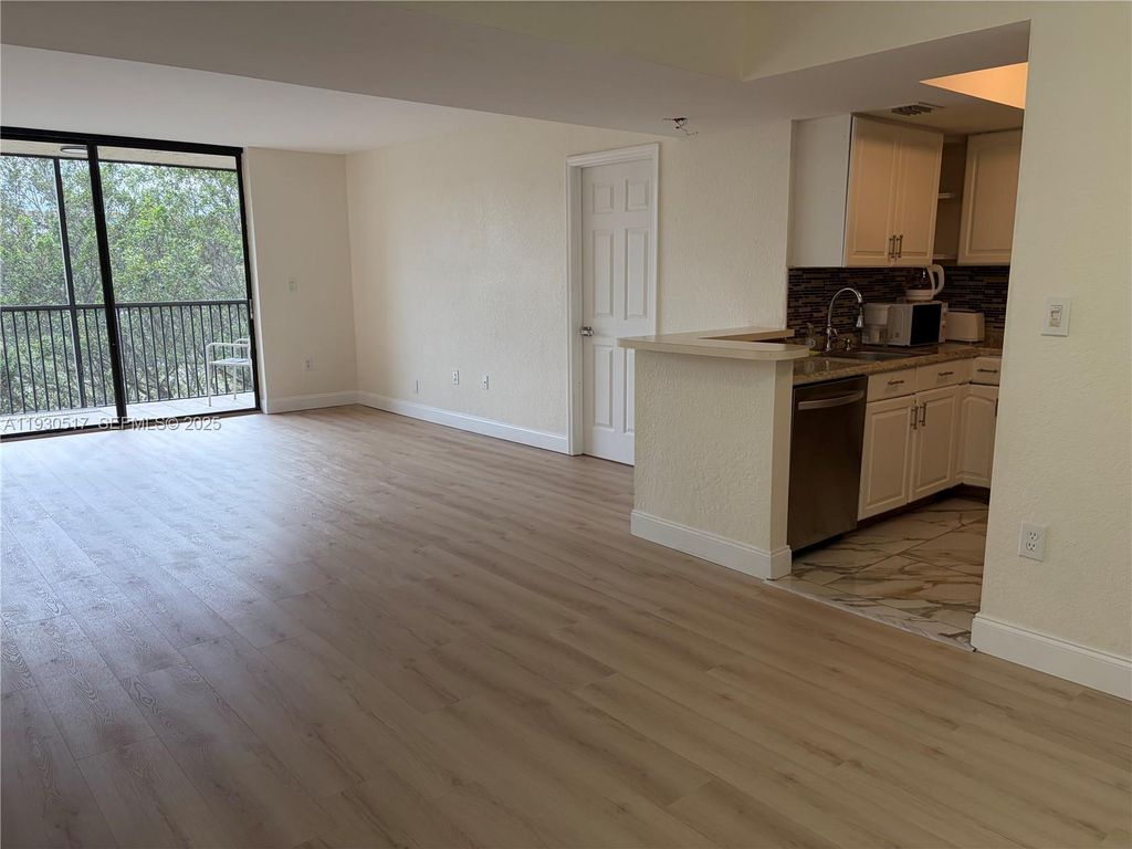 5550 NW 44th St 414B, Lauderhill, FL 33319