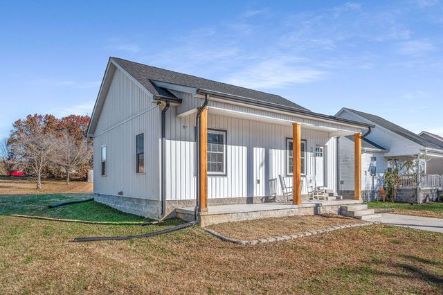 502 Meadowbrook Dr, Mcminnville, TN 37110