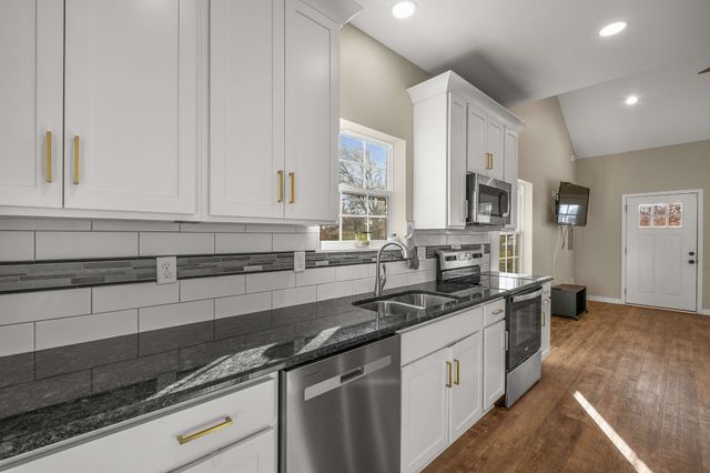 502 Meadowbrook Dr, Mcminnville, TN 37110