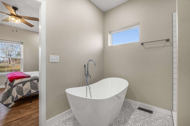 502 Meadowbrook Dr, Mcminnville, TN 37110