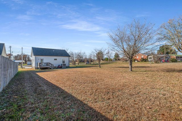 502 Meadowbrook Dr, Mcminnville, TN 37110