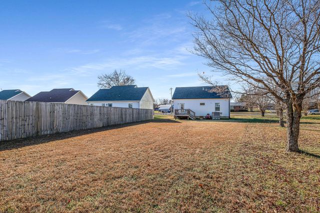 502 Meadowbrook Dr, Mcminnville, TN 37110