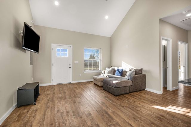 502 Meadowbrook Dr, Mcminnville, TN 37110