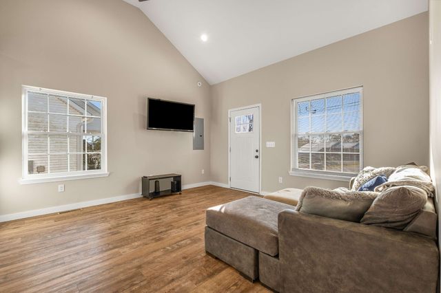 502 Meadowbrook Dr, Mcminnville, TN 37110