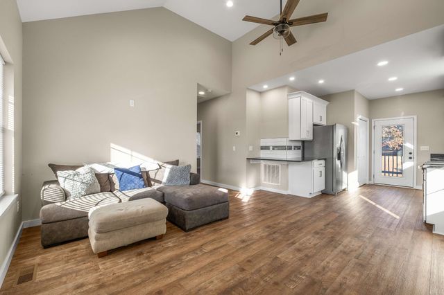 502 Meadowbrook Dr, Mcminnville, TN 37110