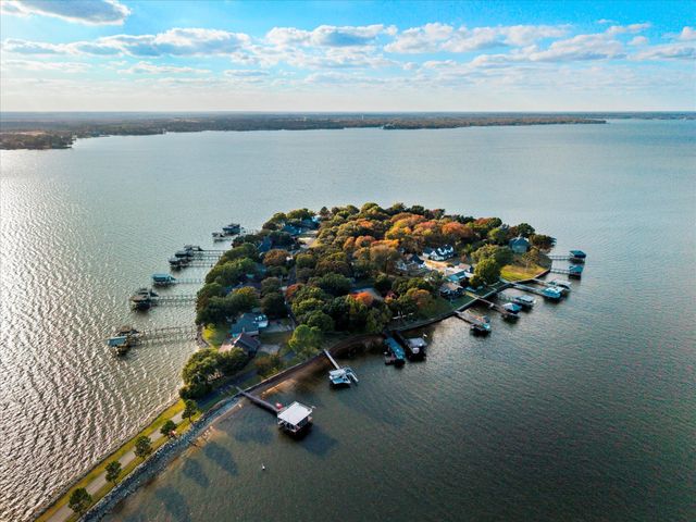 656 Enchanted Isles Drive, Mabank, TX 75156