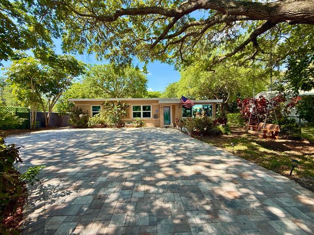 8 Edmund Road, West Park, FL 33023