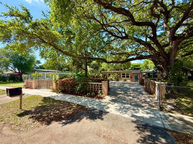 8 Edmund Road, West Park, FL 33023