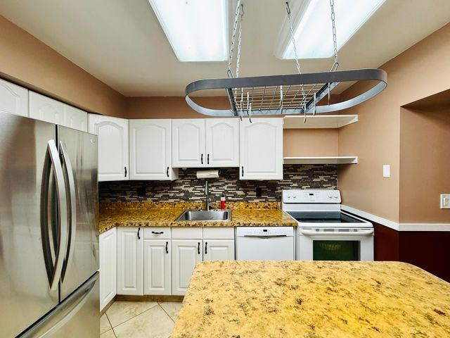 8 Edmund Road, West Park, FL 33023