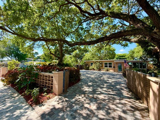 8 Edmund Road, West Park, FL 33023