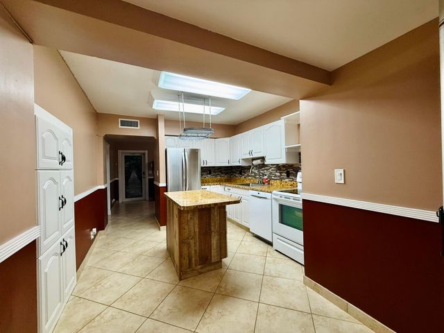 8 Edmund Road, West Park, FL 33023