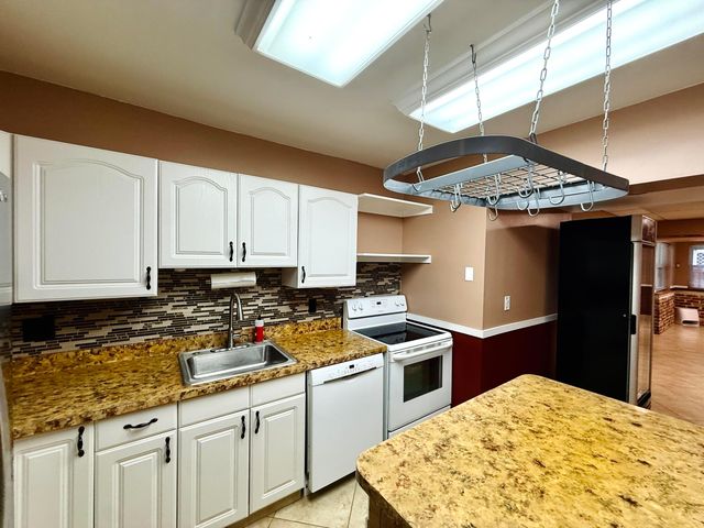 8 Edmund Road, West Park, FL 33023