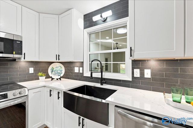 8908 SE Willow Hills Drive, Huntsville, AL 35802