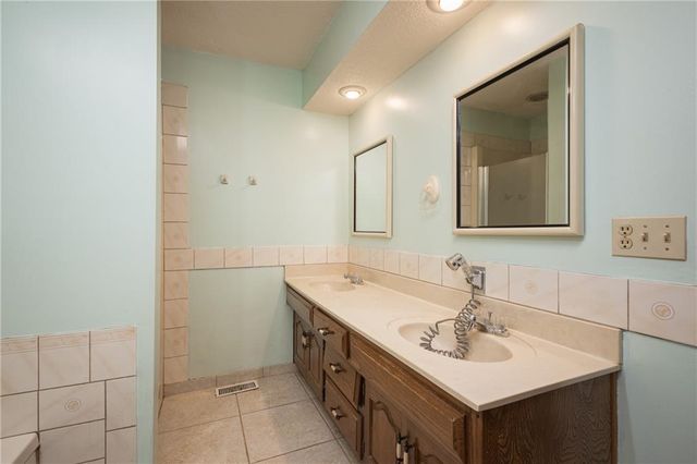 601 E 107th Terrace, Kansas City, MO 64114