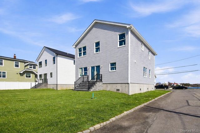 101 Clocks Boulevard, Massapequa, NY 11758