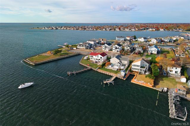 101 Clocks Boulevard, Massapequa, NY 11758
