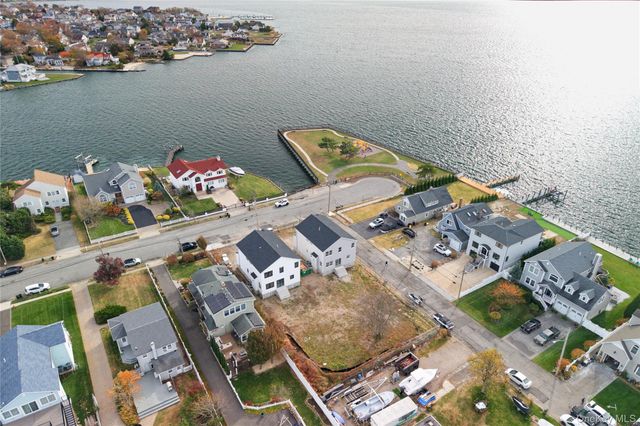 101 Clocks Boulevard, Massapequa, NY 11758