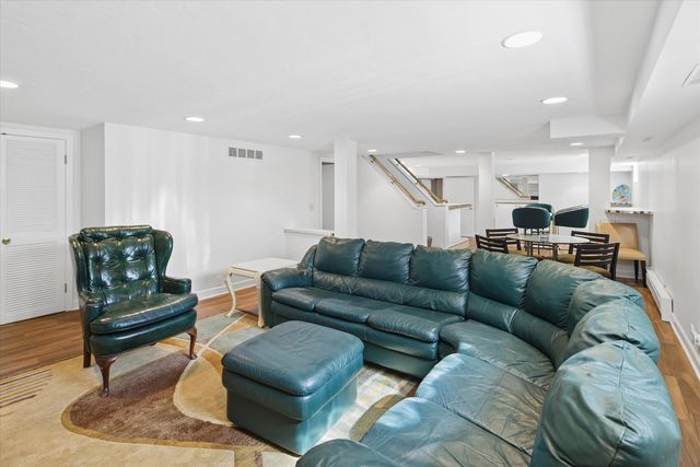 5873 N Forest Glen Avenue, Chicago, IL 60646