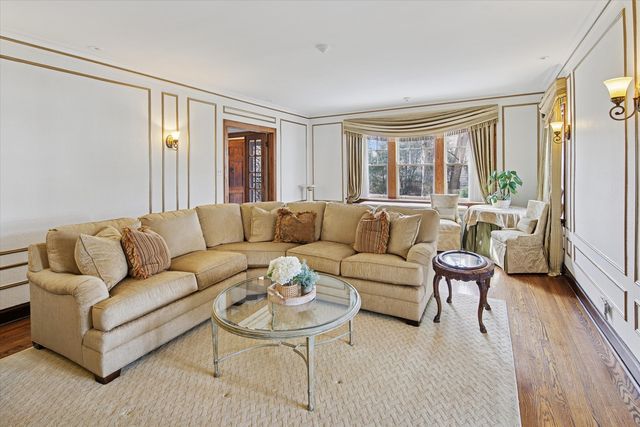 5873 N Forest Glen Avenue, Chicago, IL 60646