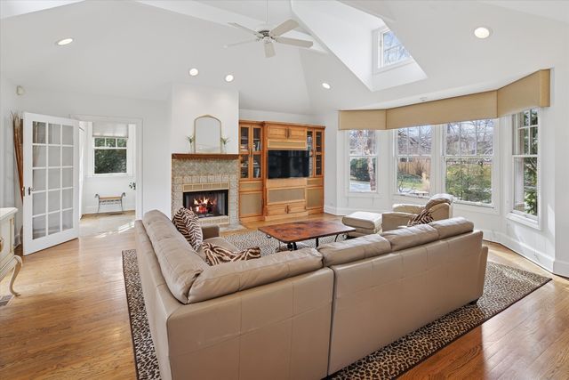 5873 N Forest Glen Avenue, Chicago, IL 60646