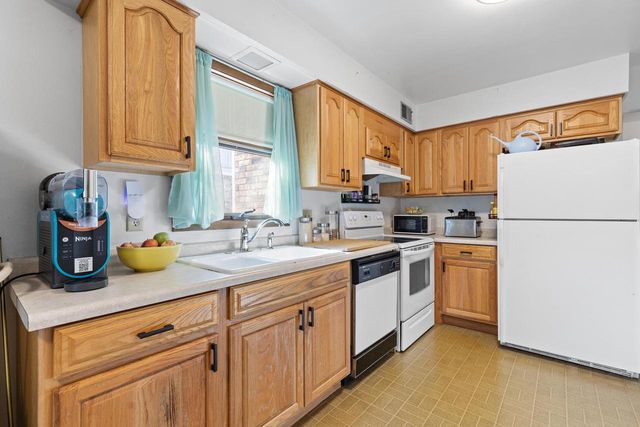 5147 S Camelot LANE, Greenfield, WI 53221