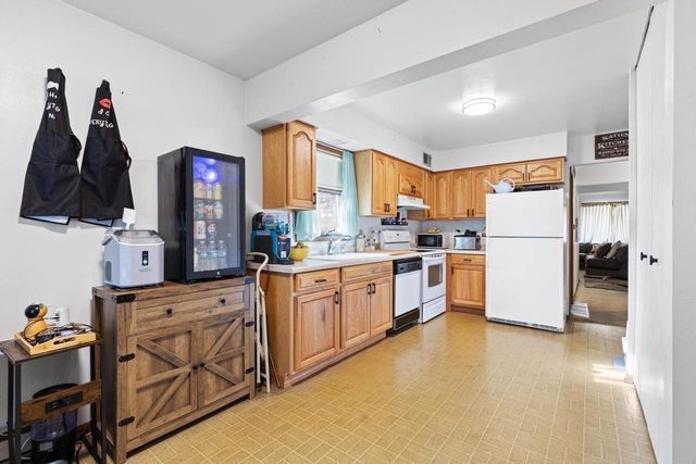 5147 S Camelot LANE, Greenfield, WI 53221