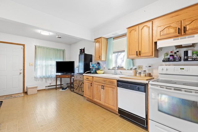 5147 S Camelot LANE, Greenfield, WI 53221