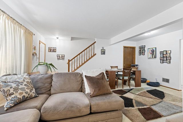 5147 S Camelot LANE, Greenfield, WI 53221