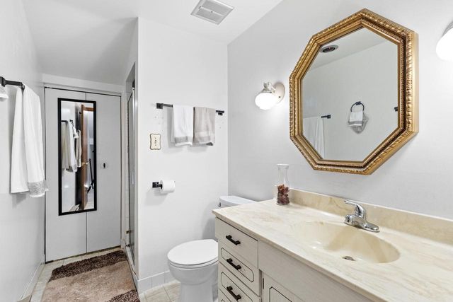 5147 S Camelot LANE, Greenfield, WI 53221