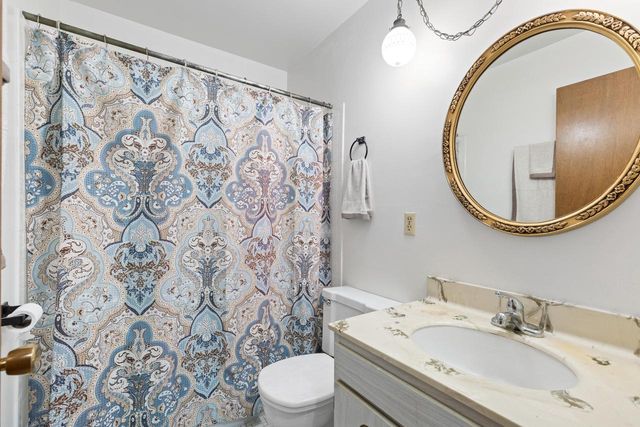 5147 S Camelot LANE, Greenfield, WI 53221