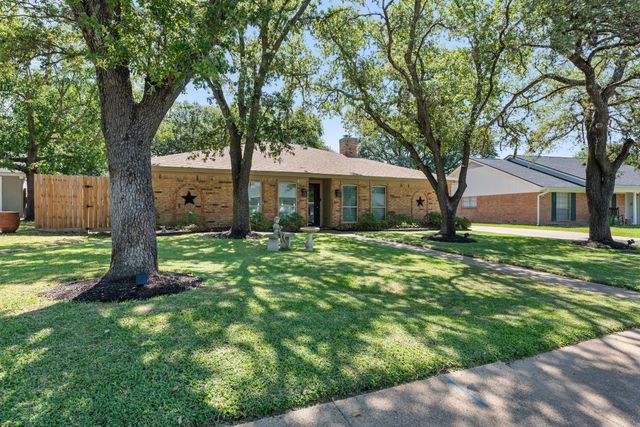 3805 Windridge Drive, Bryan, TX 77802