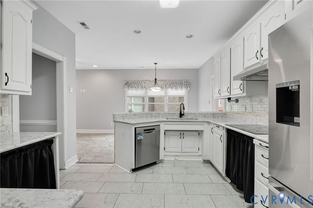 515 Cobblestone Dr, Hopewell, VA 23860