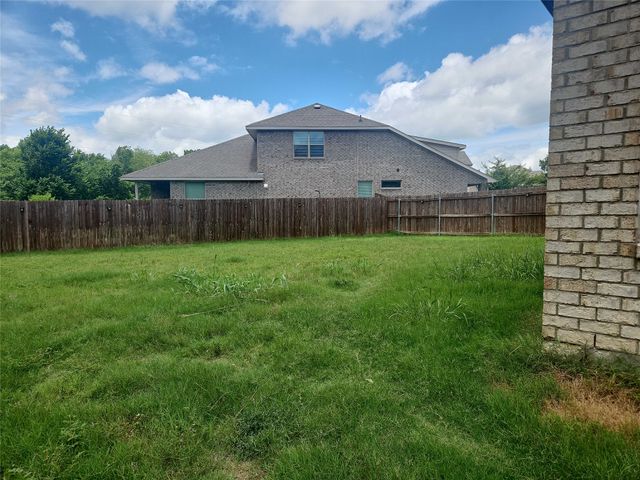 302 Clayton Street, Glenn Heights, TX 75154