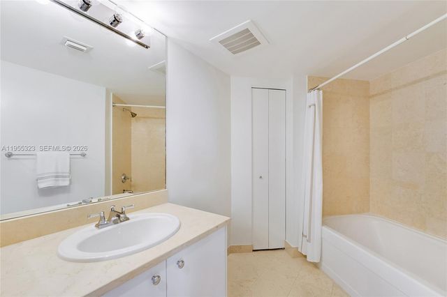 19900 E Country Club Dr 702, Aventura, FL 33180