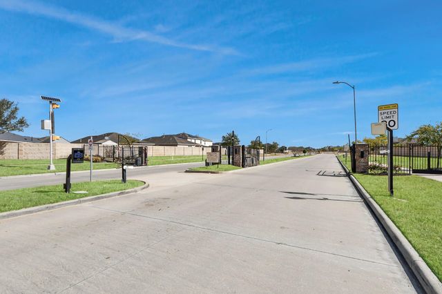 9726 Shimmering Lakes Drive, Rosharon, TX 77583