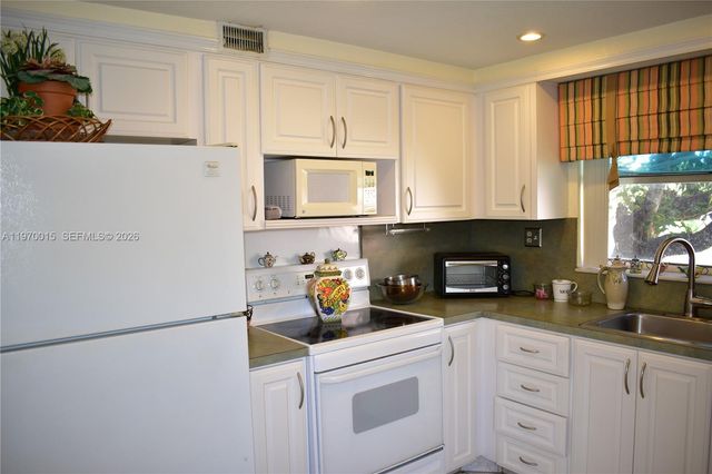 9681 Sunrise Lakes Blvd 201, Sunrise, FL 33322