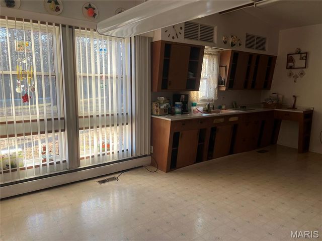 905 Dean Street, Wilsonville, IL 62093