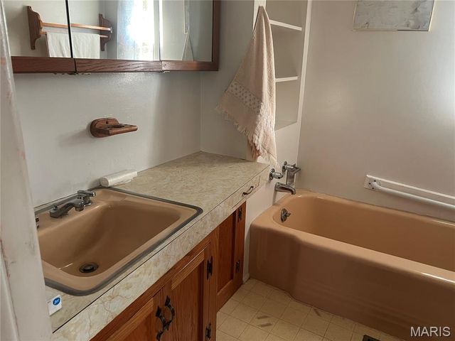 905 Dean Street, Wilsonville, IL 62093