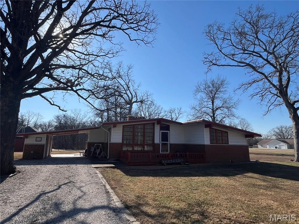 905 Dean Street, Wilsonville, IL 62093