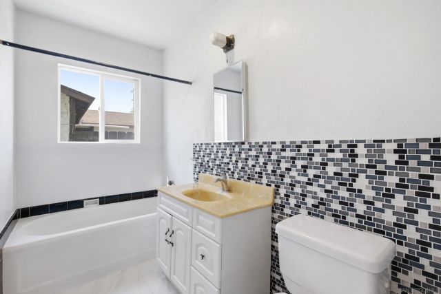 426 E AVE, National City, CA 91950