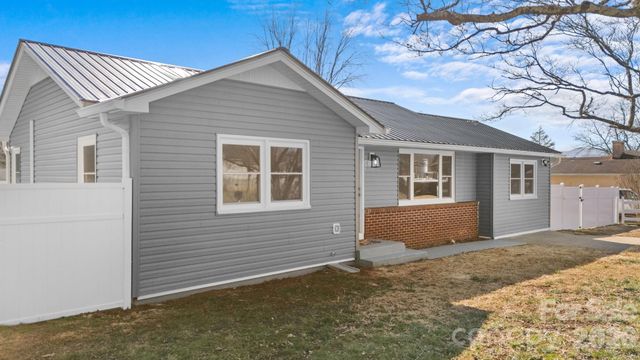 83 Hillside Street, Franklin, NC 28734