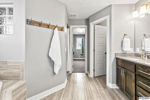 12007 Longshore Avenue, Papillion, NE 68046
