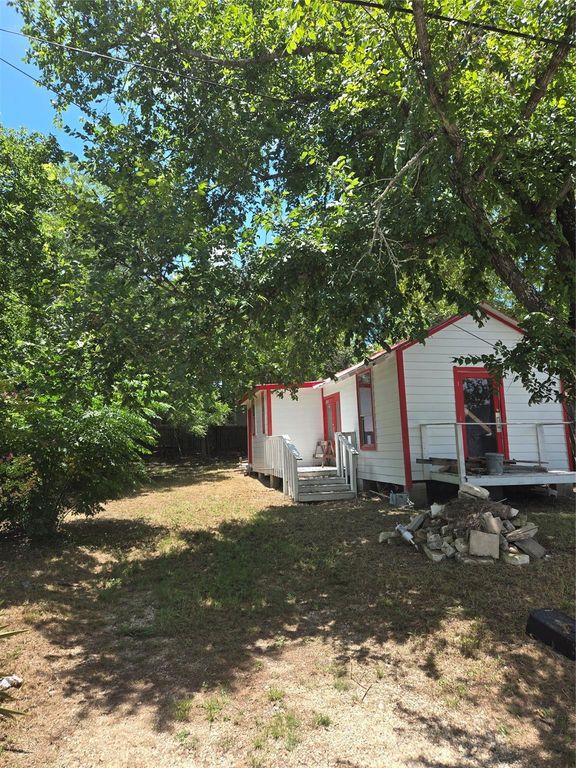 729 Chihuahua ST, Lockhart, TX 78644