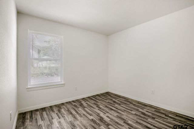 1221 N Whitten Ave, Tyler, TX 75702