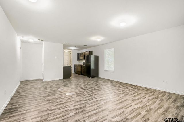 1221 N Whitten Ave, Tyler, TX 75702