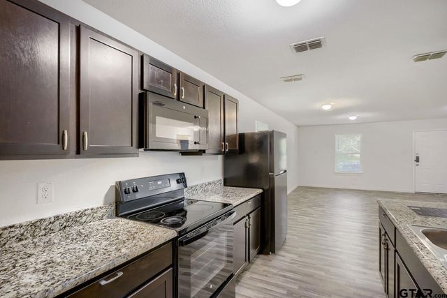 1221 N Whitten Ave, Tyler, TX 75702