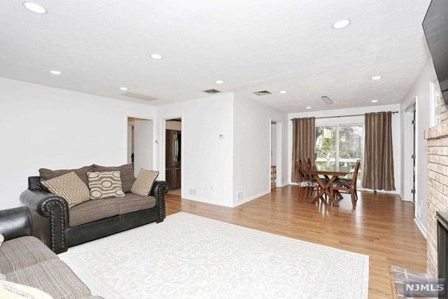 8 6th Street, Park Ridge, NJ 07656
